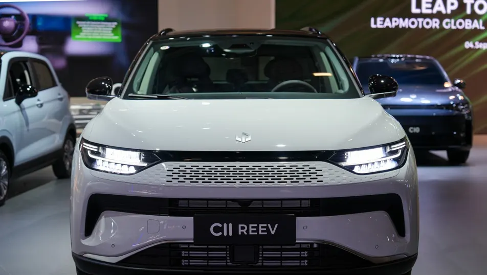 Front view of a Leapmotor vehicle on the exhibition floor.