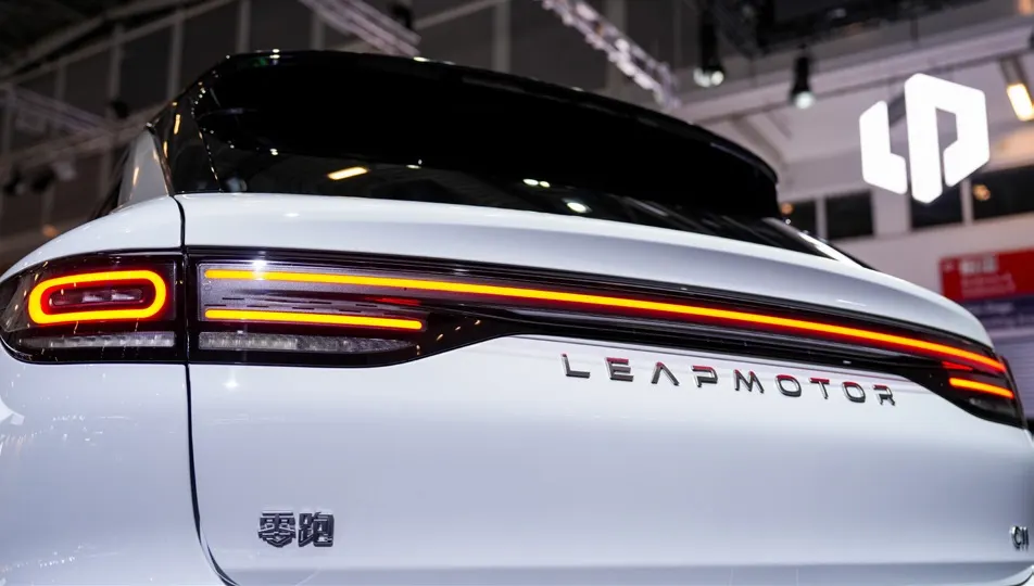 Rear lighting detail on a white Leapmotor vehicle.