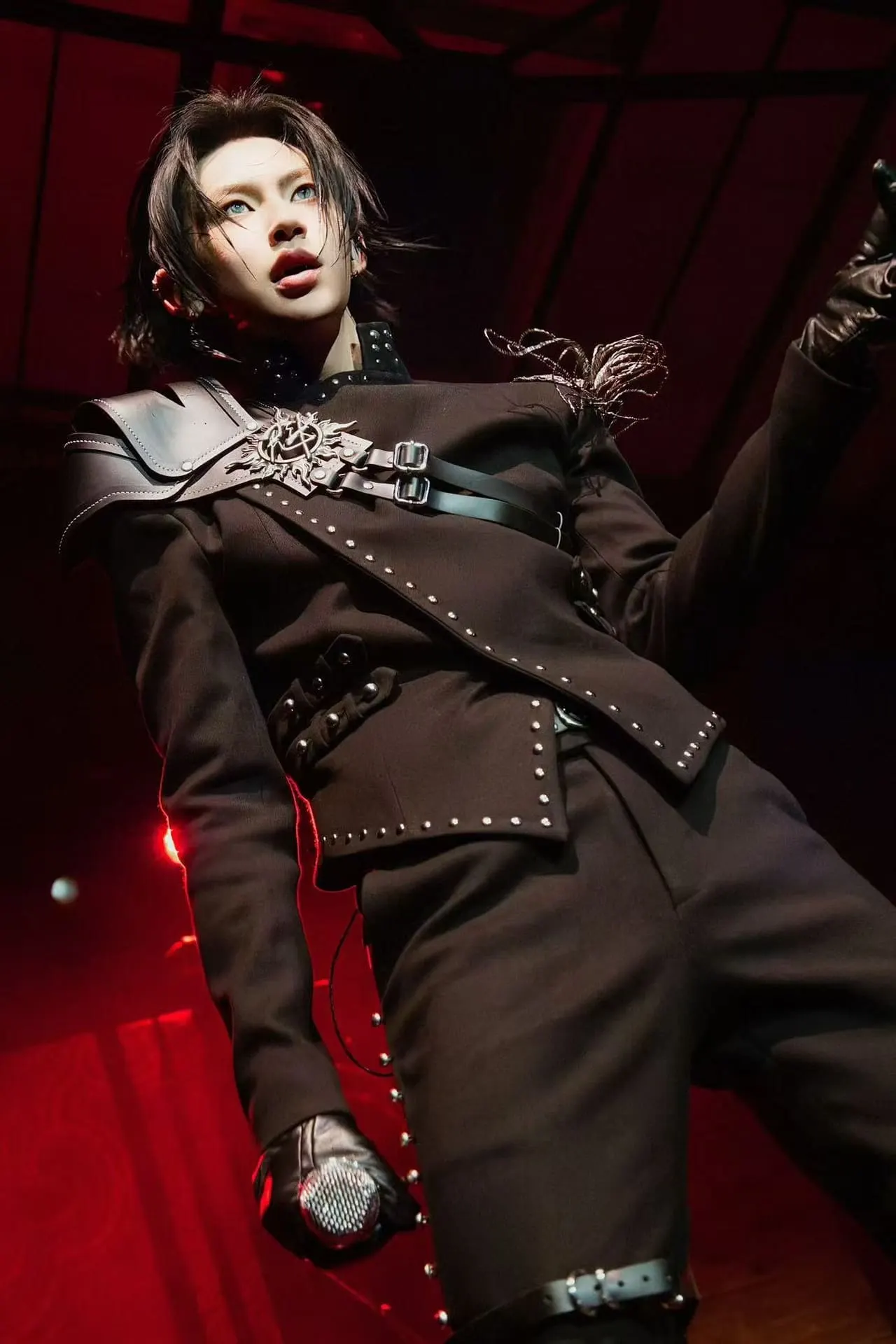 Wang Linkai performing under red stage lighting in London.